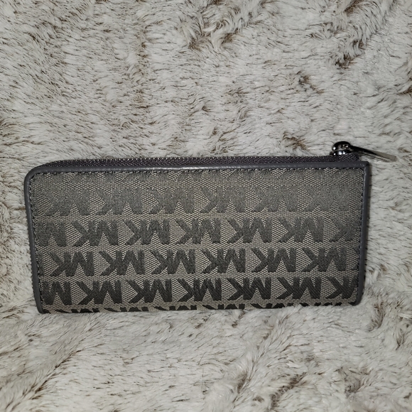 Michael Kors gray bag and matching wallet. - Picture 12 of 16